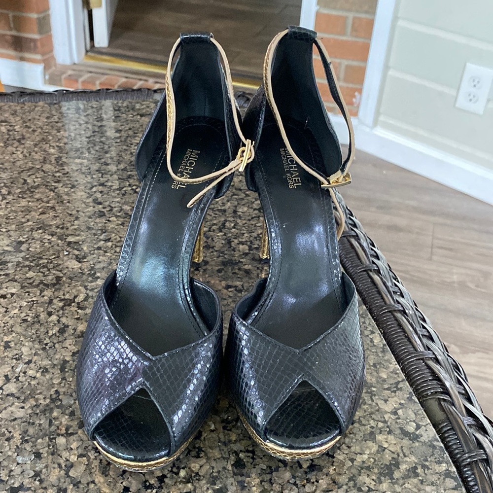 Michael Kors
Leather sandals
Size 9